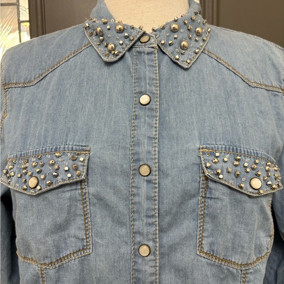 NWOT Women’s Light Wash Beaded Detail Pearl Snap Front Long Sleeve Top | Size L - Picture 3 of 8